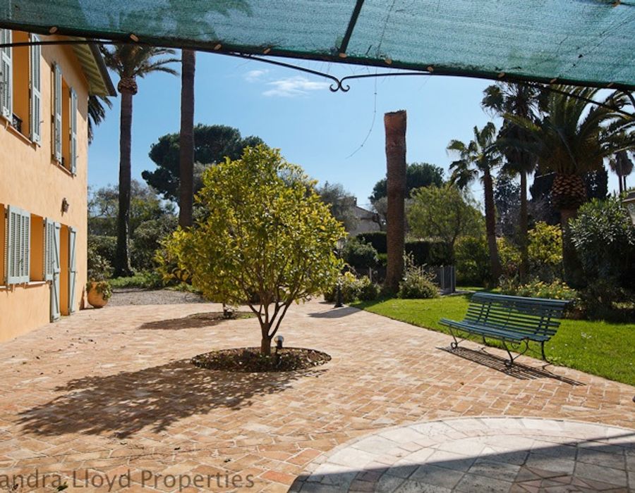 CAP D'ANTIBES - West facing - 100 meters from the water! 5