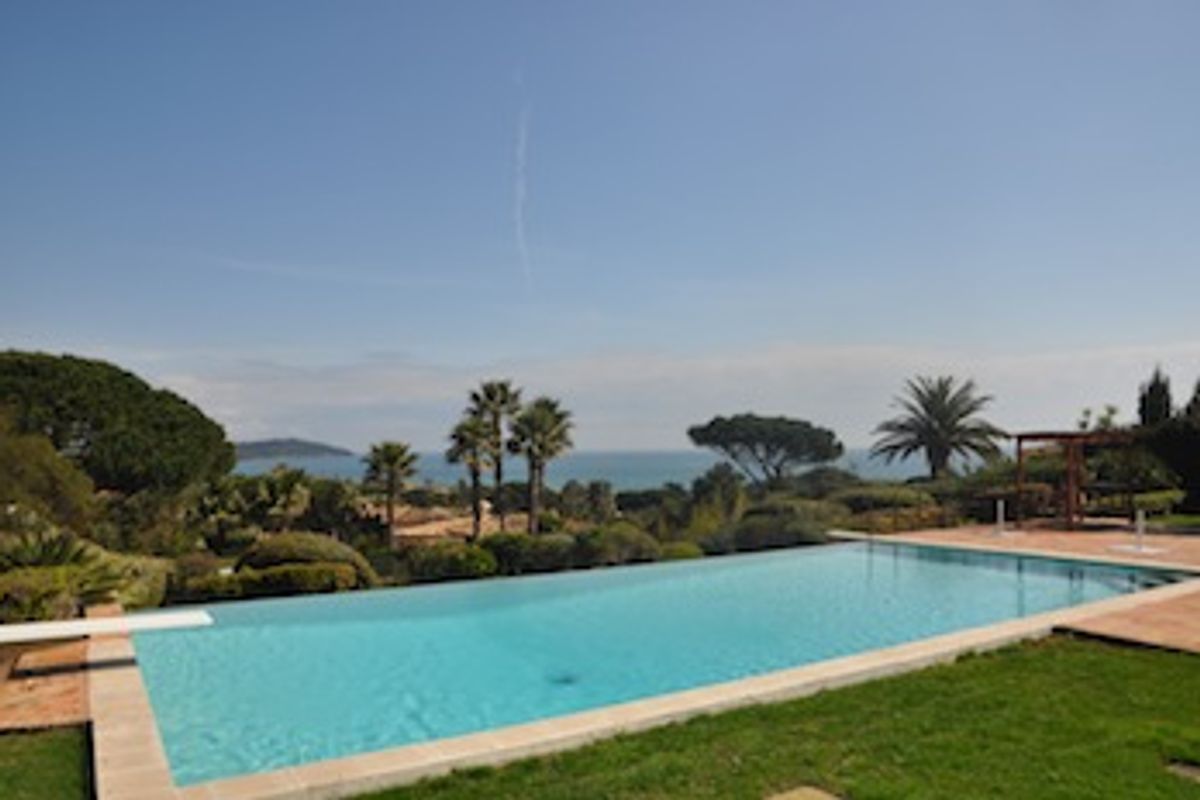 Lovely Tropezian style villa with sea views next to the Club 55