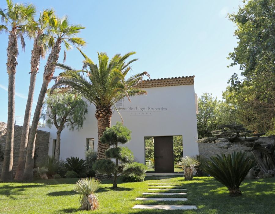 Sumptuous high quality villa walking distance to the centre of Saint Tropez 3