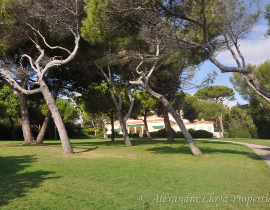 An exceptional waters edge property on the tip of the Cap d'Antibes 2