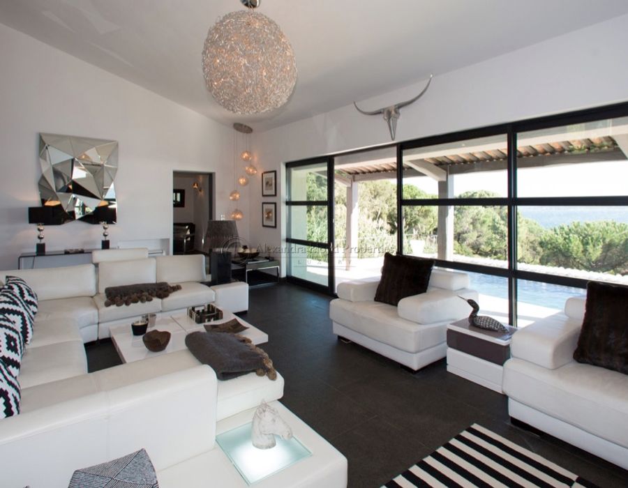 Overlooking Saint Tropez, a tastefully designed property in Beauvallon 4