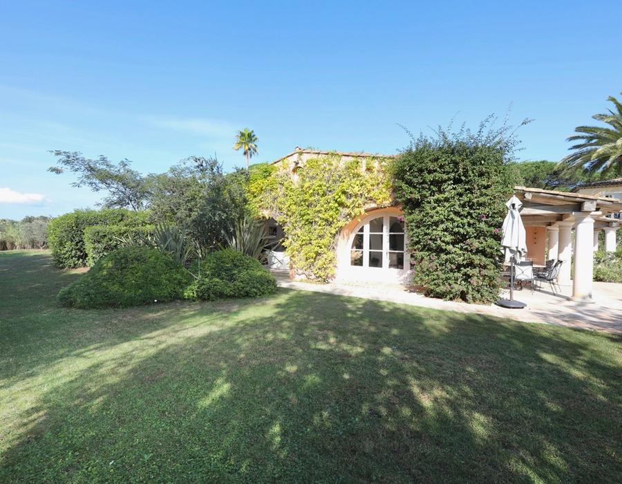 A Seven-Bedroom Provençal Villa for Rent on Route de Tahiti, Ramatuelle 6