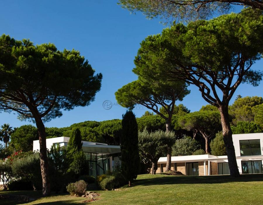 Fabulous ultra contemporary villa located on the Route de Tahiti 2