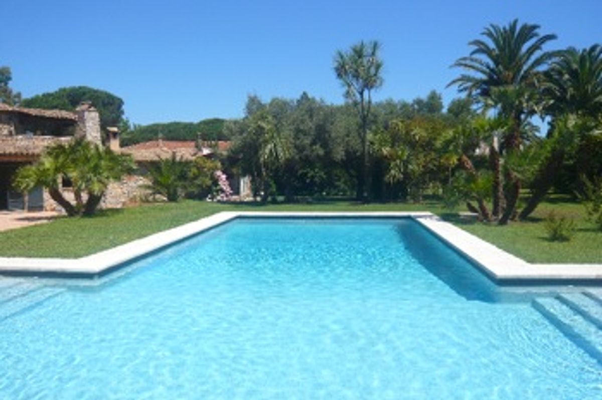 Only a few minutes from the village and Pampelonne beaches