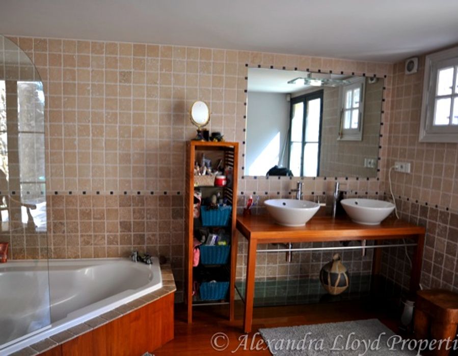 Nestled in the quint countryside of Saint Paul, a lovely Provencal hou 6