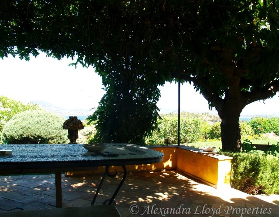 A lovely property overlooking the village of Saint Tropez 3