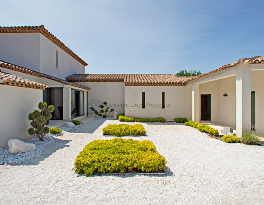 A contemporary villa for rent in the Salins area of Saint Tropez 5