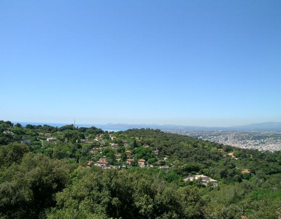 Stylish modern villa with views over Nice and the sea. 5