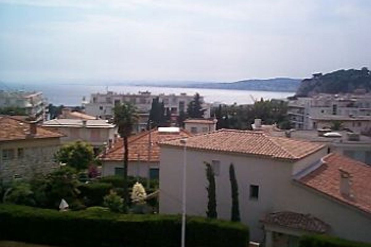 Located in the Park Louisa, a quiet neighborhood overlooking the port