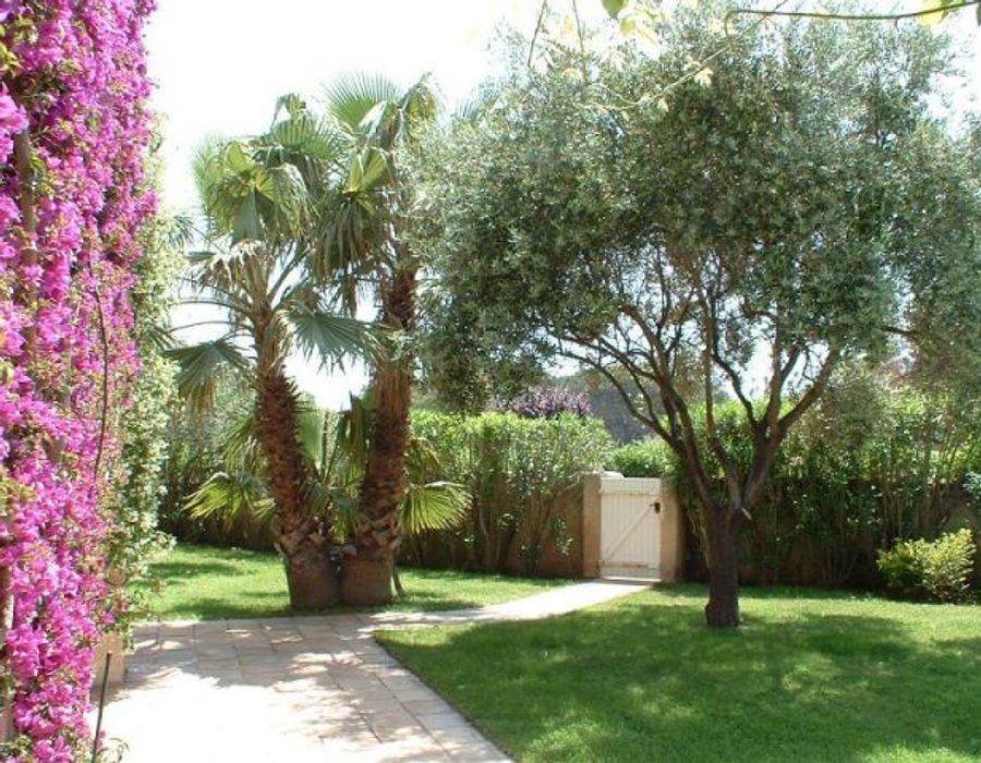 A pretty Provencal style property located in the private domain Les Parcs de la 5