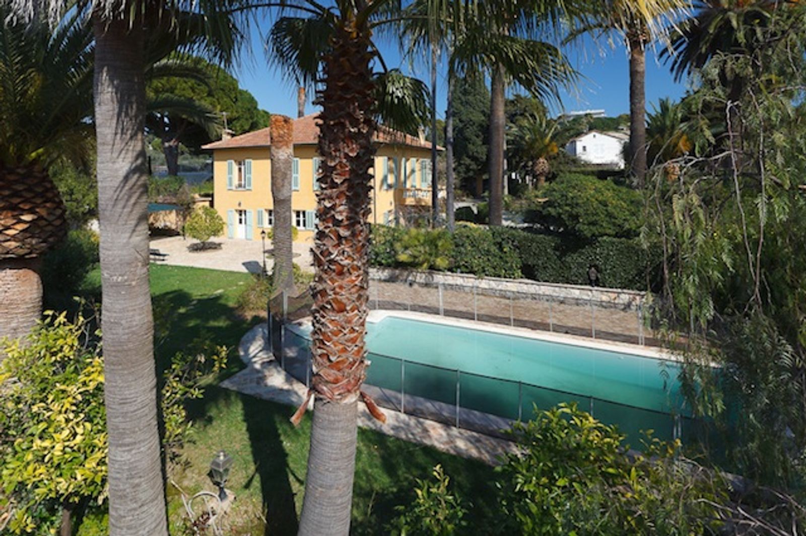 CAP D'ANTIBES - West facing - 100 meters from the water!