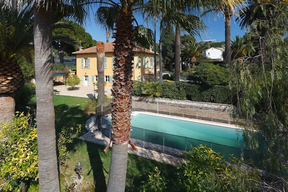 CAP D'ANTIBES - West facing - 100 meters from the water!