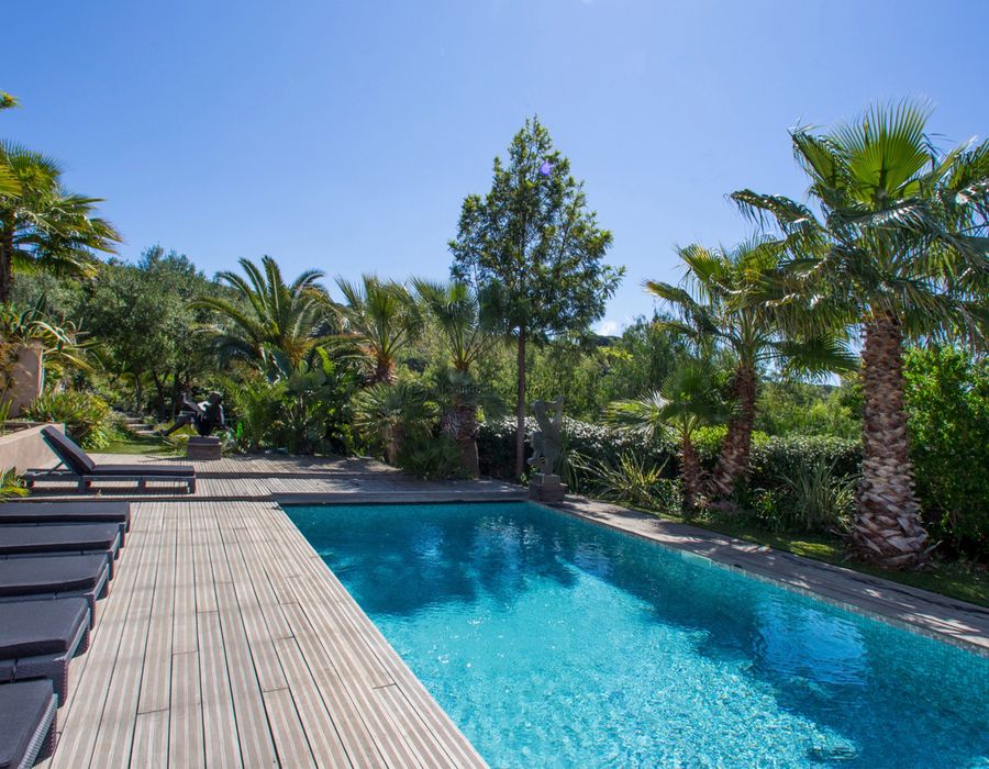 A contemporary villa located in the Domaine de la Vallée, Gigaro 3