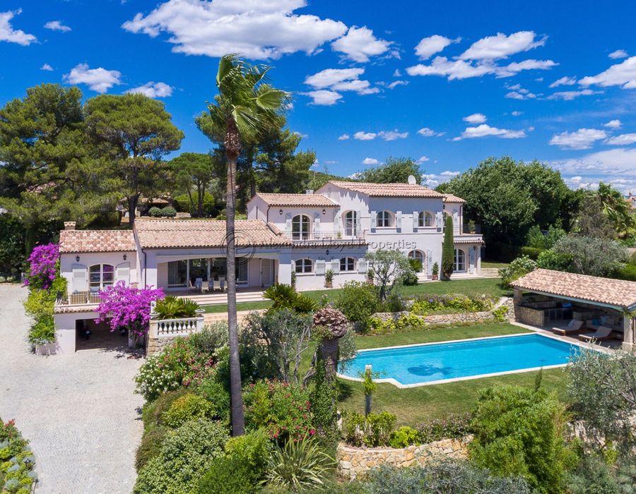 A wonderful family home in Mougins, with views over the sea and village 1