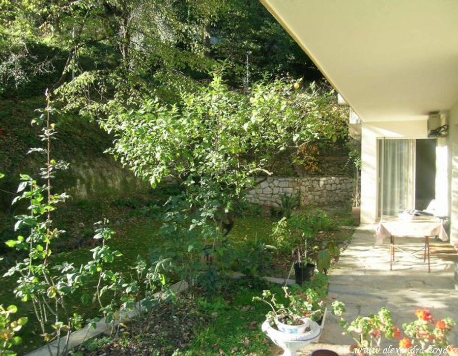 An exclusive property in extensive grounds, in Valbonne 2