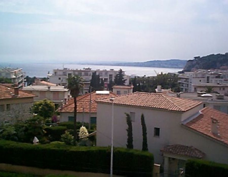 Located in the Park Louisa, a quiet neighborhood overlooking the port 1