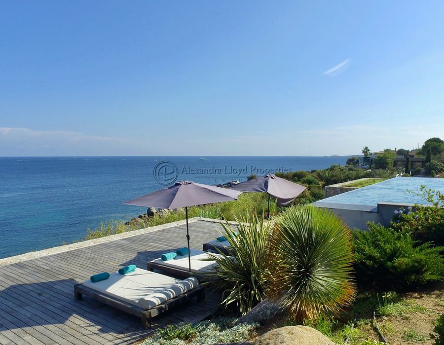 Contemporary villa located on the waterfront in Calvi 6