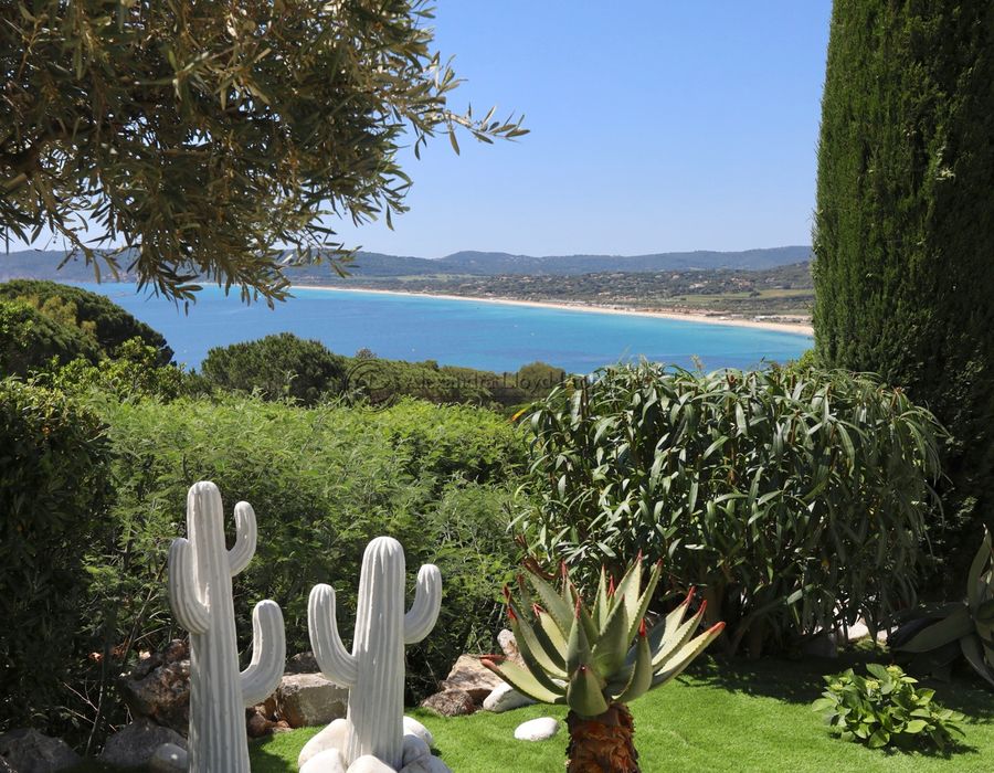 A six bedroom villa for rent, located in Cap Tahiti, with exceptional views 3