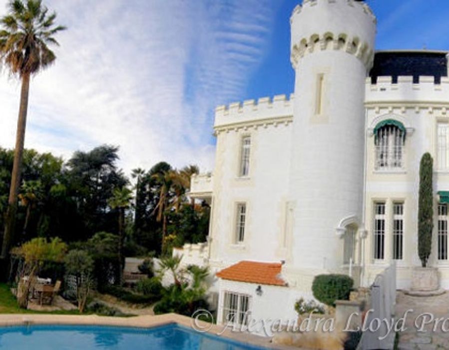Walking distance from the centre of Cannes, an ideal property for conferences. 1