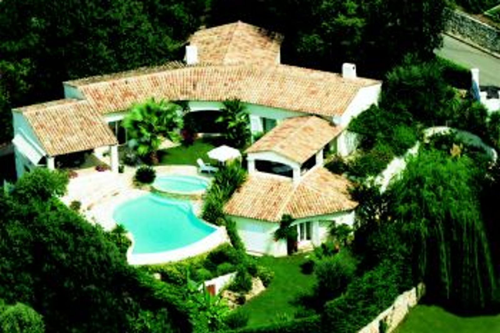 A charming villa niched in the hills of Saint Paul de Vence