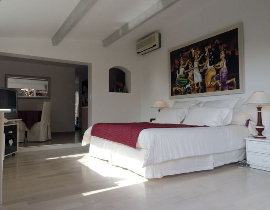 A delightful property located in the prestigious neighborhood 2