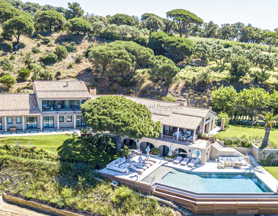 A truly remarkable property with 9 bedrooms and exceptional views in Ramatuelle 2