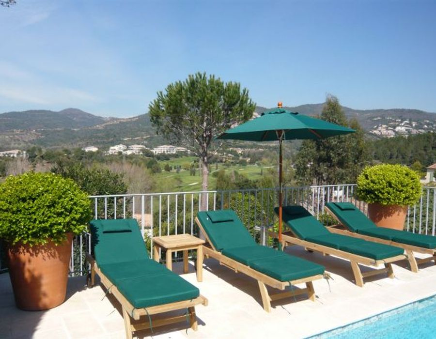 A superb Néo-provençal style villa in Mandelieu 2