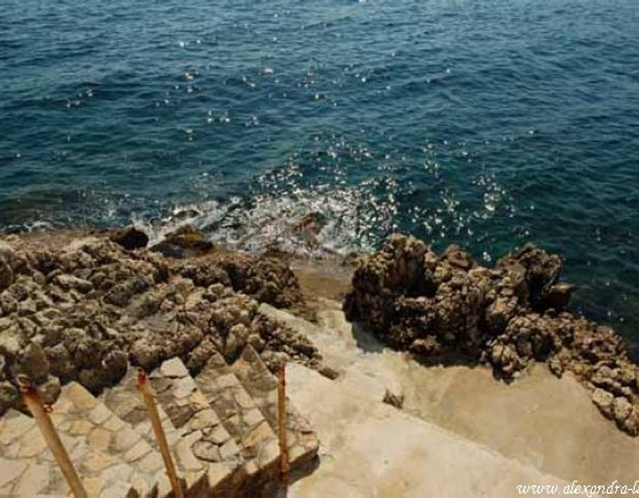 Waters edge property on the Cap d'Antibes 4