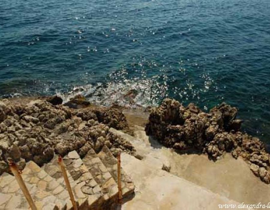 Waters edge property on the Cap d'Antibes 4