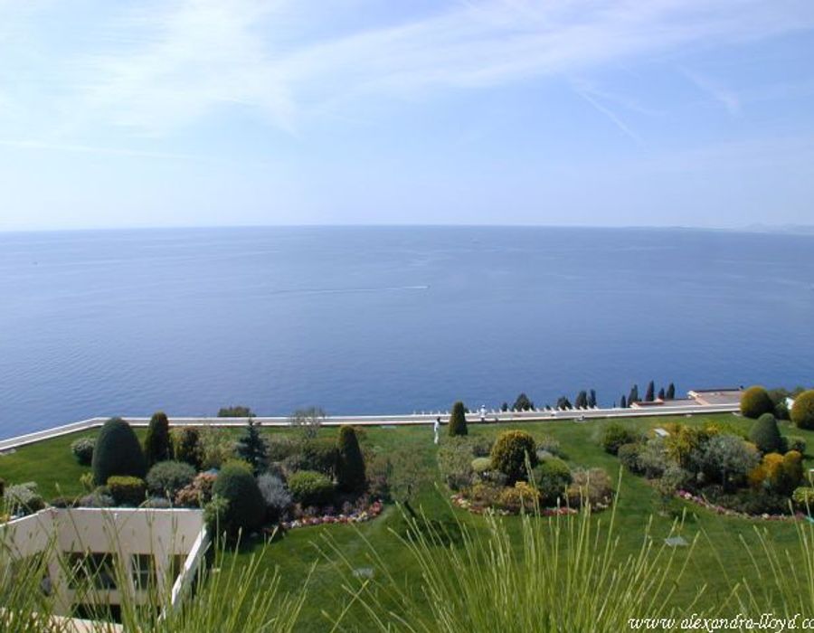 An ideal holiday home on the Cap d'Antibes. 1