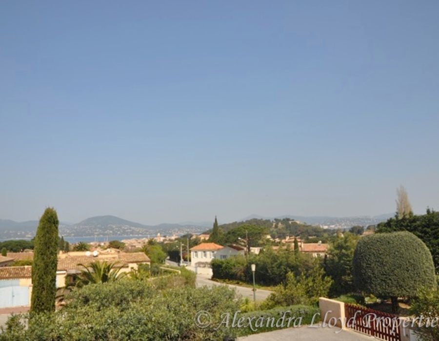 A very cute house located in the private domain of la Belle Isnarde, walking distance to the centre of Saint Tropez 2