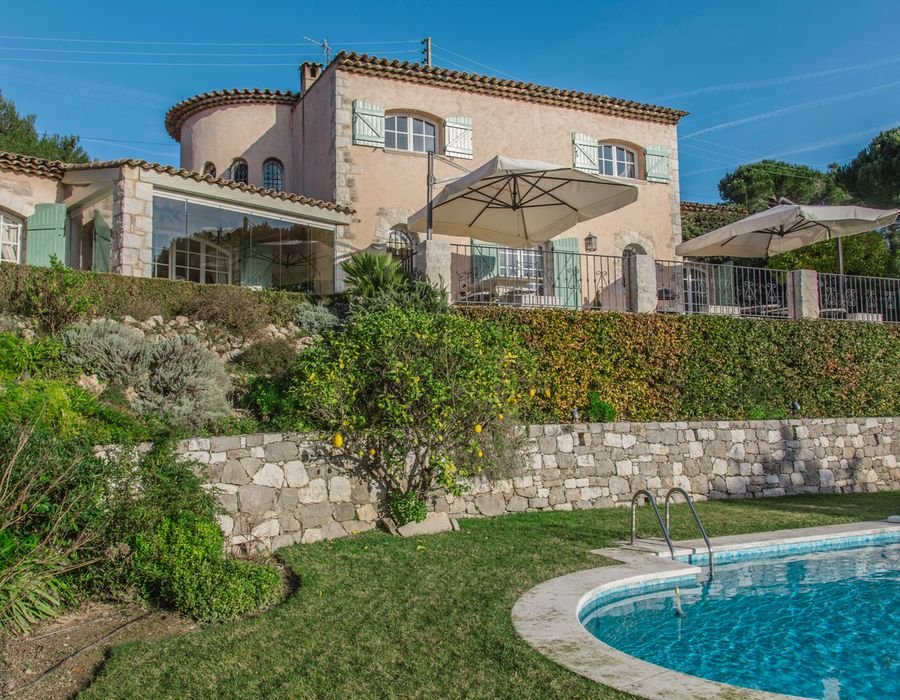 A perfect location, wonderful views and a beautiful house in Super Cannes 5