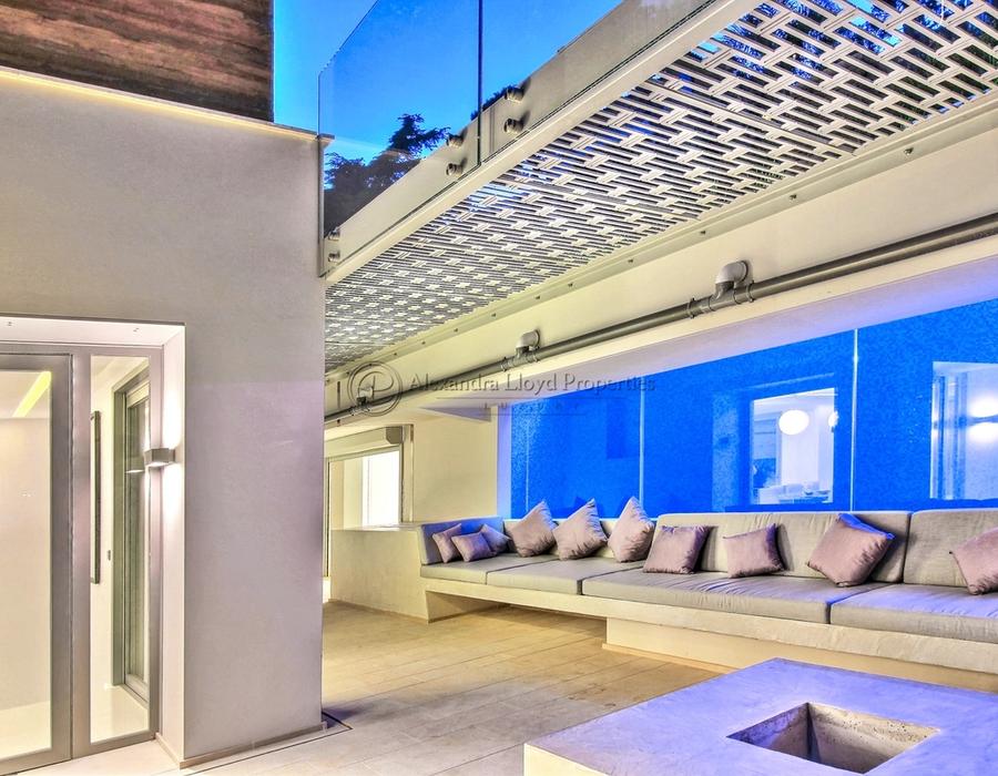 Eze Bord de Mer, a Contemporary Villa for rent 3