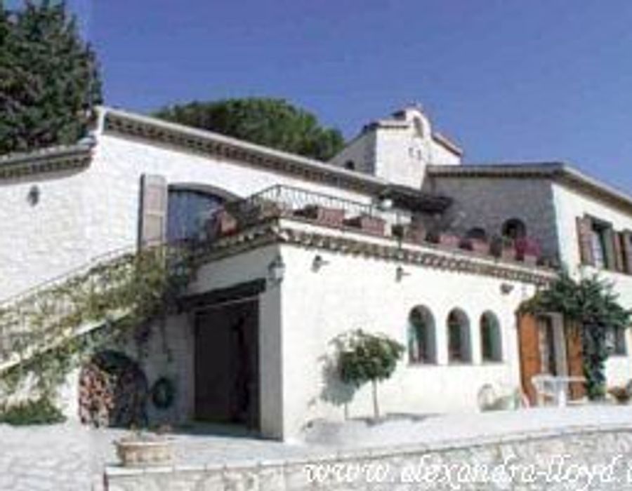 lovely Provencal style villa offers views of the sea and countryside 4