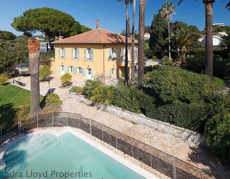 CAP D'ANTIBES - West facing - 100 meters from the water! 2