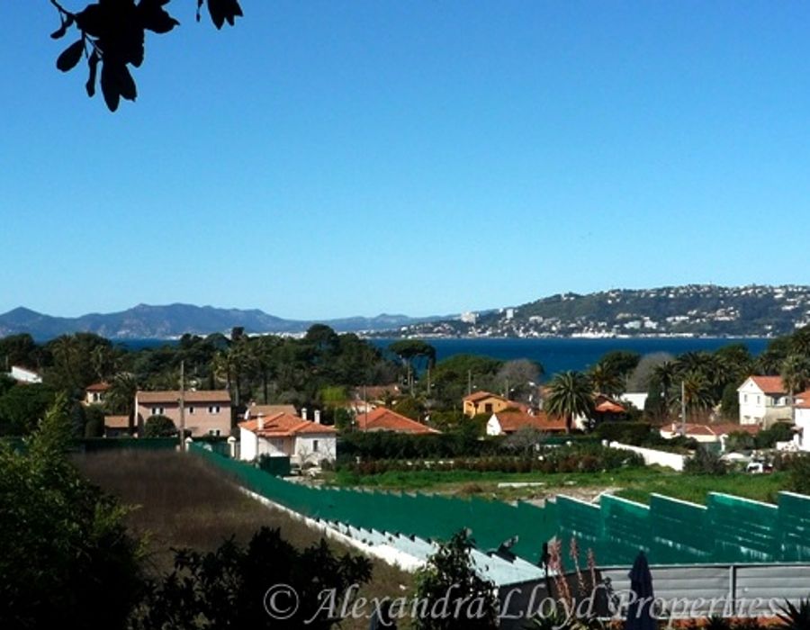 Provençal villa of 220 sqm with swimming pool on the Cap d'Antibes 1