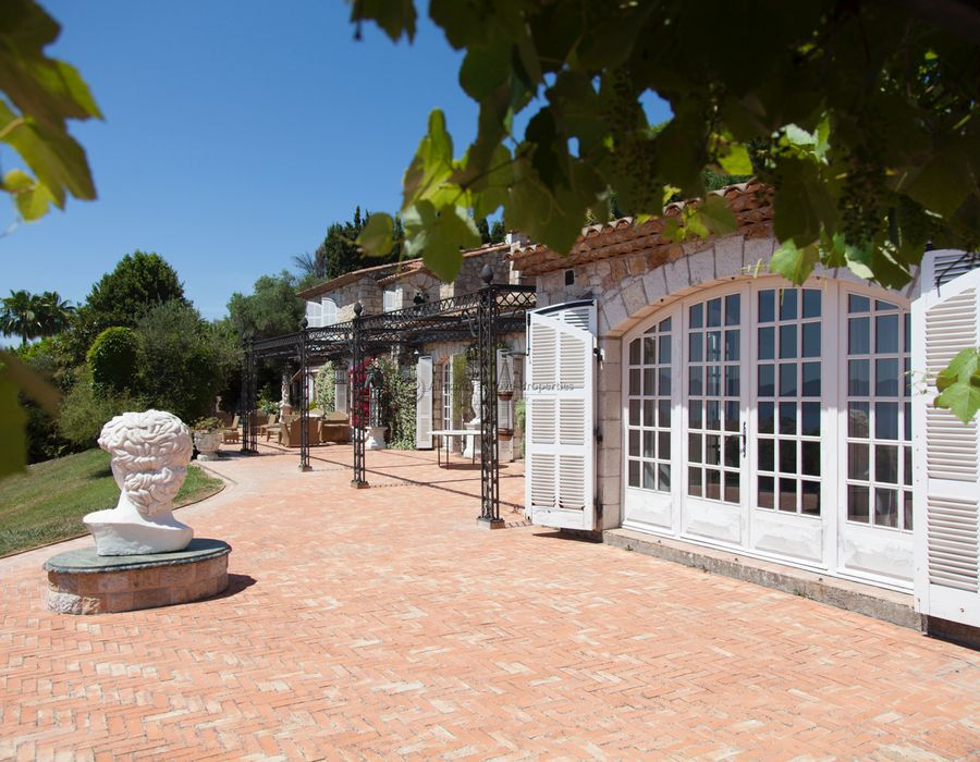 Stunning stone villa with breathtaking views over the bay of Cannes 4