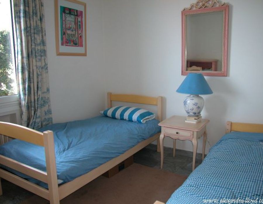 Provencale villa offers exceptional views over Cap Ferrat and the sea. 2