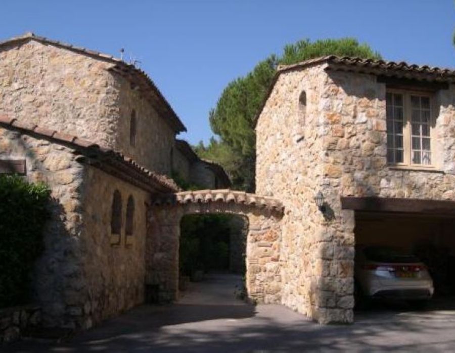 A charming Provencal style property located in Les Hauts de St Paul 4