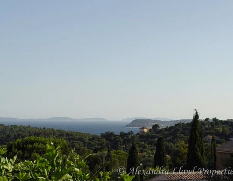 Stunning villa with sea views located in La Croix Valmer 6