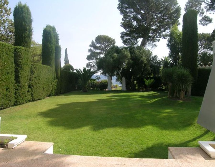 A stunning water front property located in Saint Raphael 6