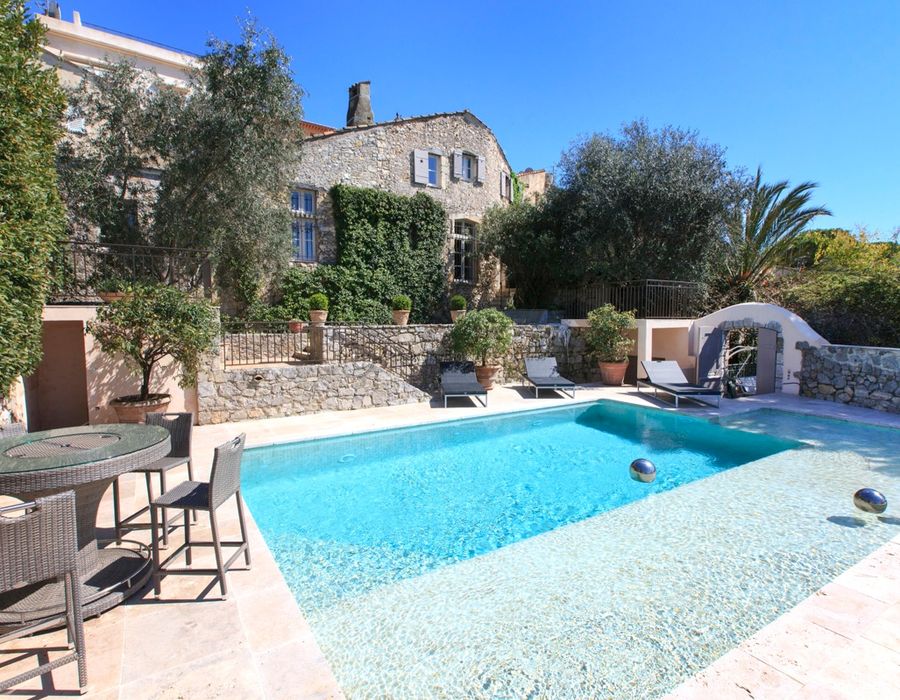 Located in the heart of Mougins village, a wonderful, fully refurbished mill 1