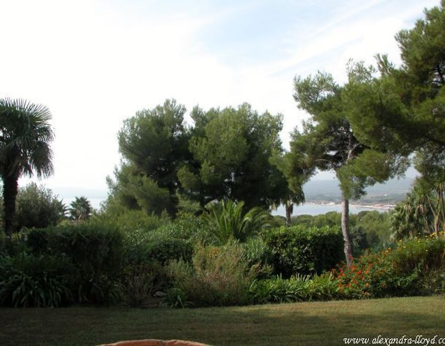 Provencale Villa in a private domain with sea views 3
