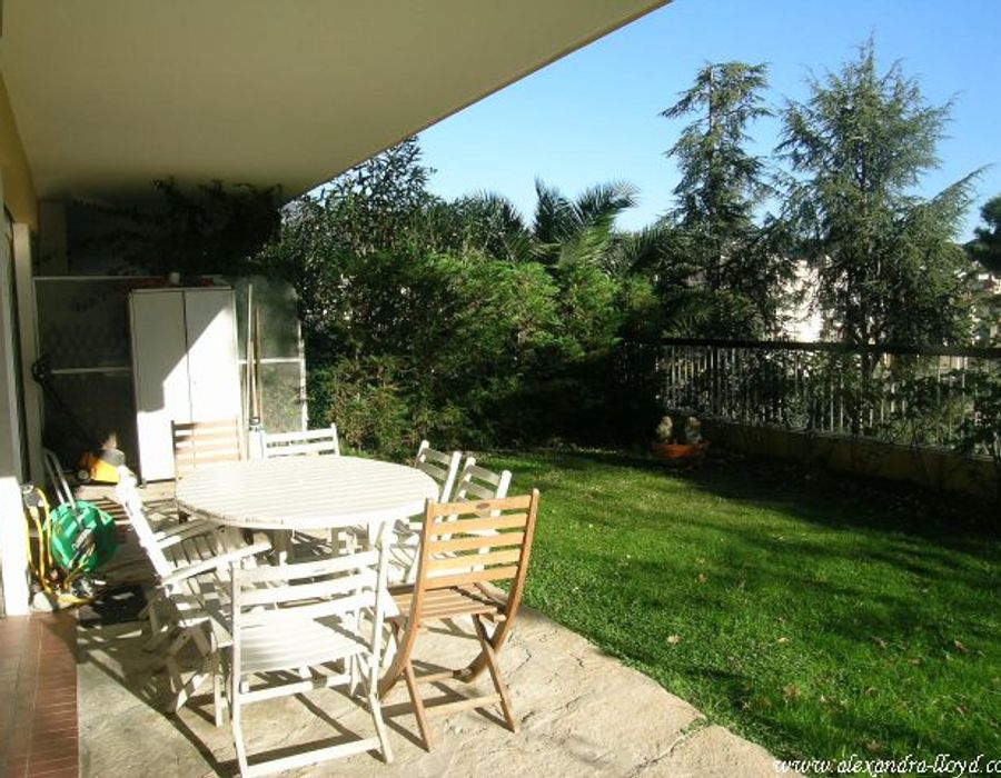 An exclusive property in extensive grounds, in Valbonne 3