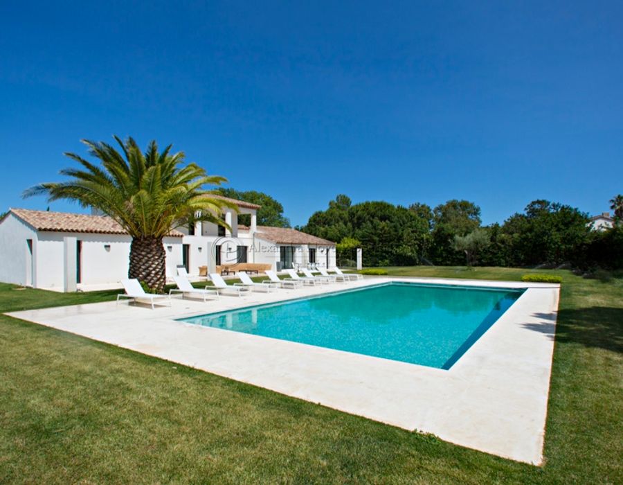 A contemporary villa for rent in the Salins area of Saint Tropez 3