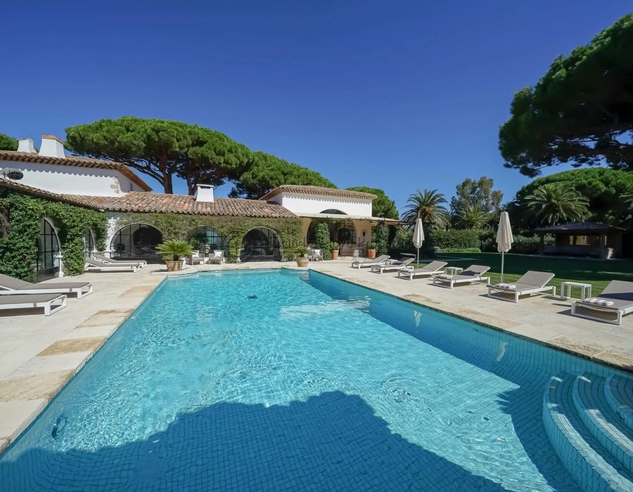 Exceptional property! A seven bedroom villa for rent in Les Parcs de Saint Tropez  5
