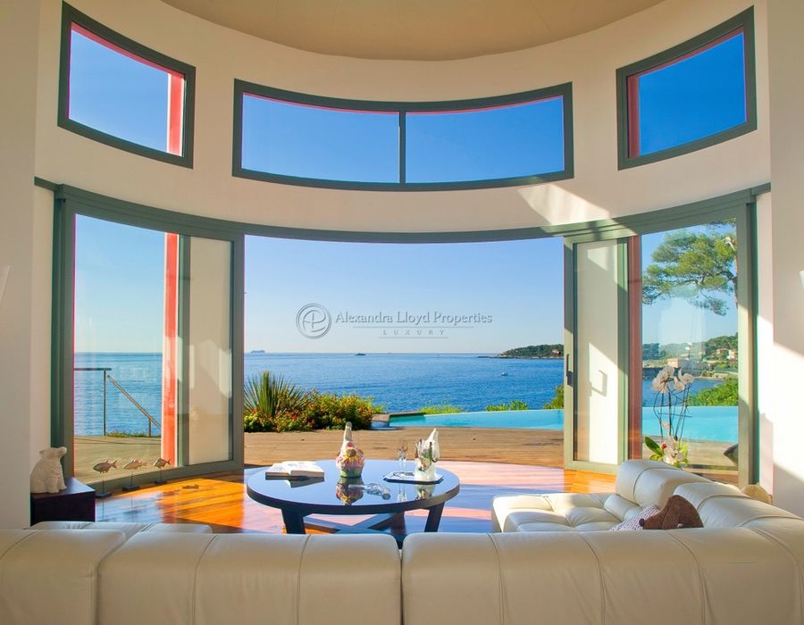 Modern property located on the Cap d'Antibes, close to the water 4