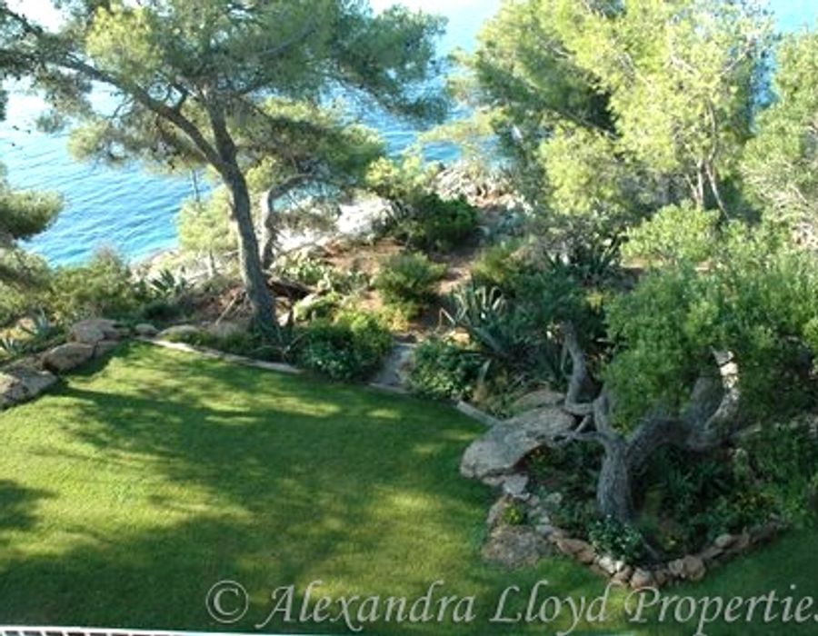 Stunning waters edge property in Lavandou 3
