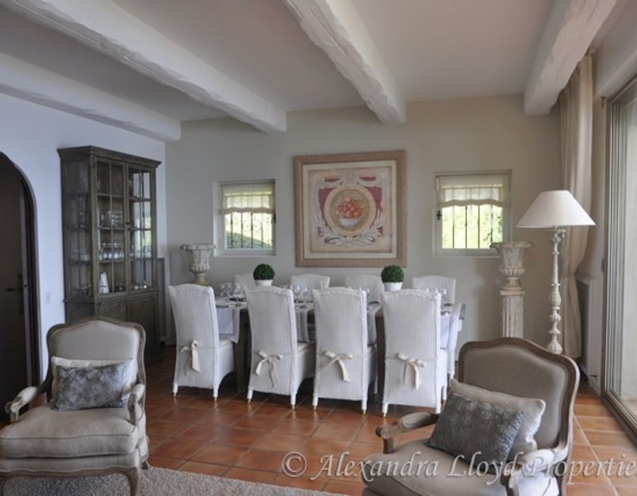 A charming Provencal property with a modern interior, well positioned 4