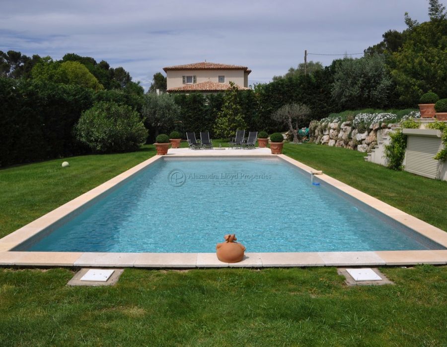 Overlooking Mougins village in a small secure domain 5